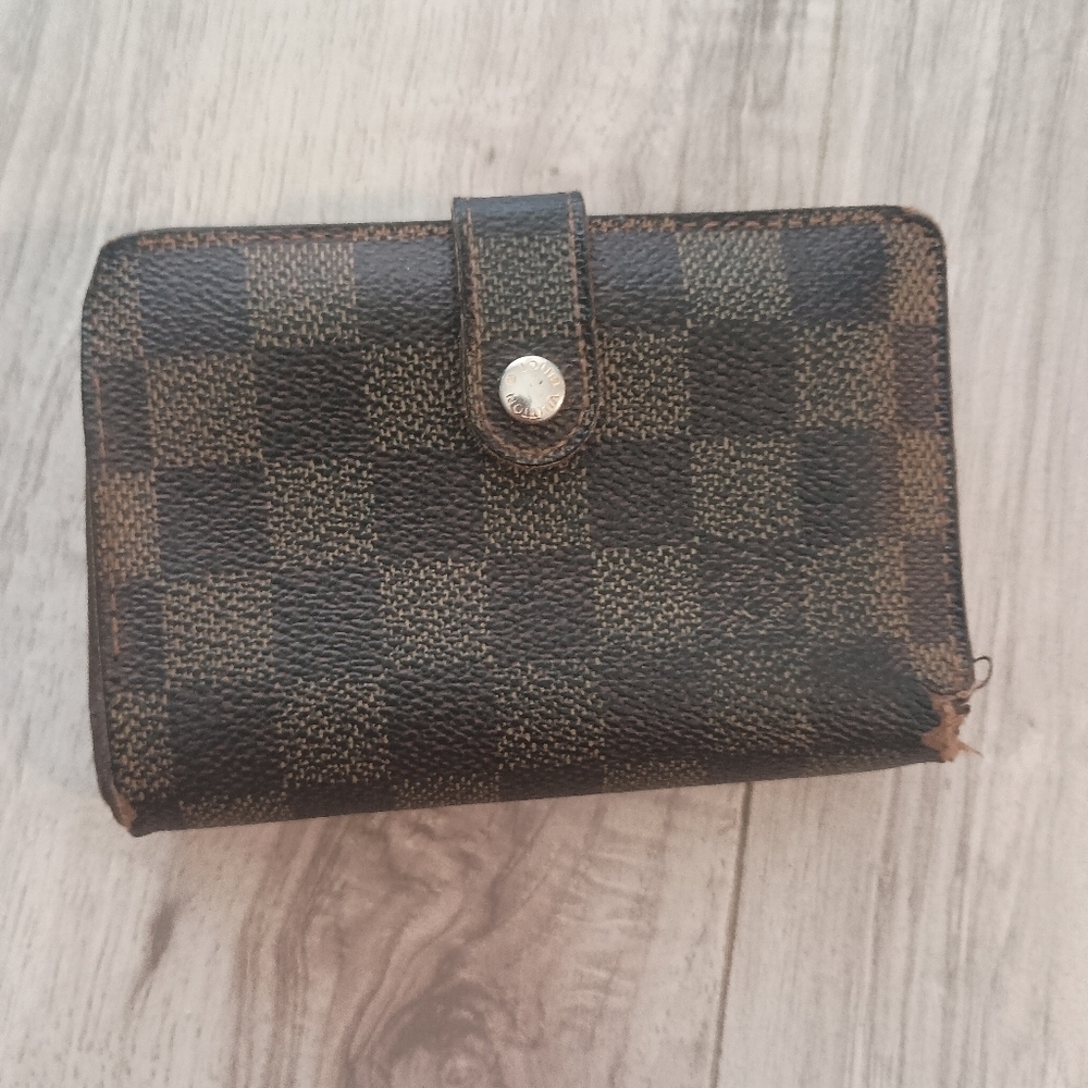 Authentic Louis Vuitton Damier kisslock women’s wallet w/ COA
